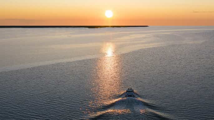 santorin croisière privée au coucher du soleil sur la caldera