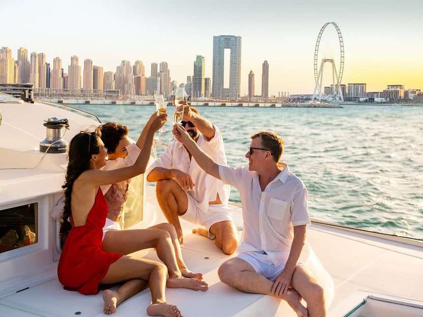 Dubai: Excursión de lujo en yate al atardecer con aperitivos y bebidas