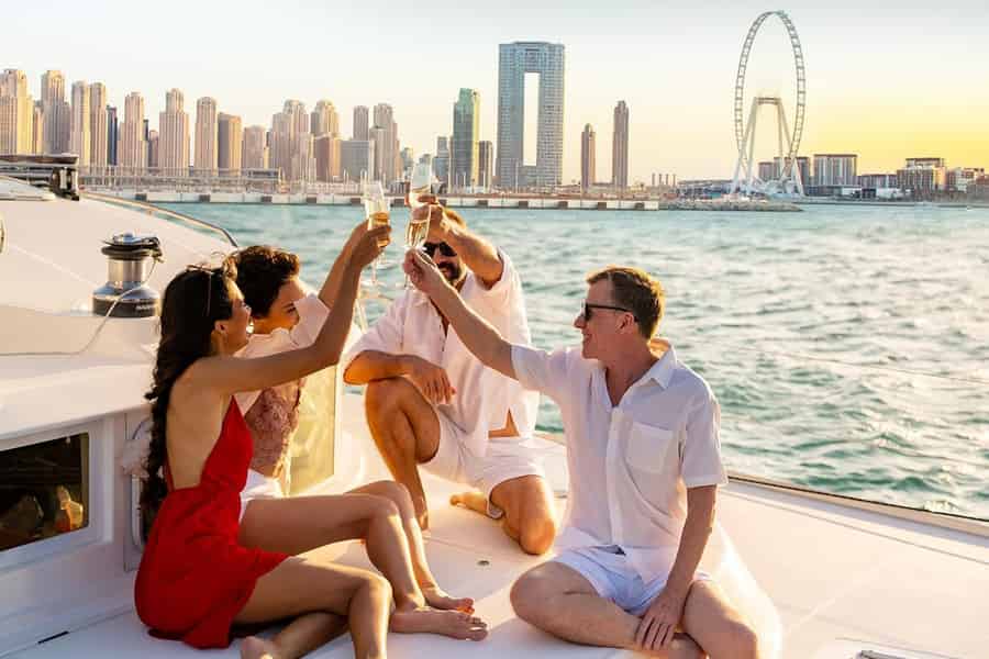 Dubai: Luxuriöse Yachttour bei Sonnenuntergang mit Snacks und Getränken. Foto: GetYourGuide