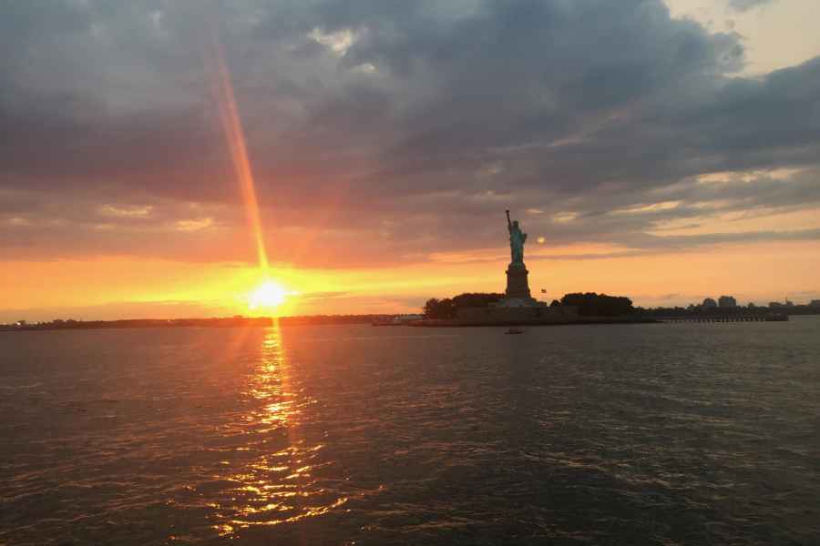New York: Bootsfahrt zur Freiheitsstatue bei Sonnenuntergang. Foto: GetYourGuide