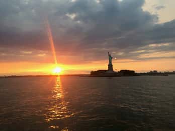New York: Freiheitsstatue & Ellis Island bei Sonnenuntergang New York: Freiheitsstatue & Ellis Island bei Sonnenuntergang