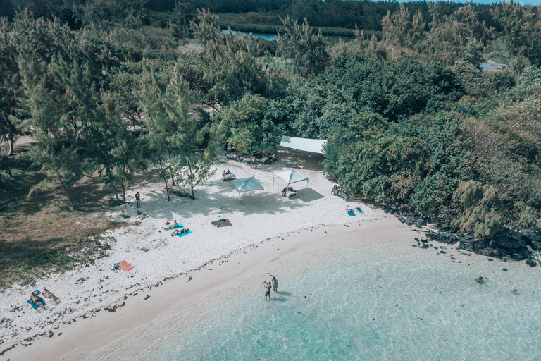 From Trou d'Eau Douce: Group Speedboat Tour to Ile aux Cerfs Tour with Meeting Point