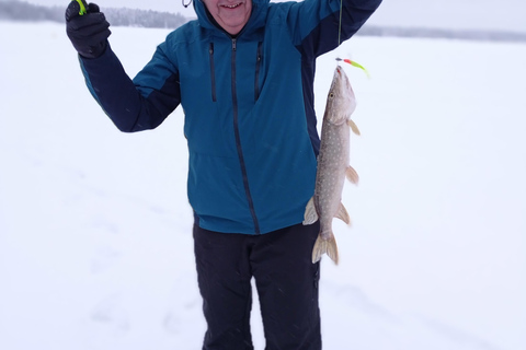 Desde Helsinki, experiencia de pesca en hielo con comida y bebida.