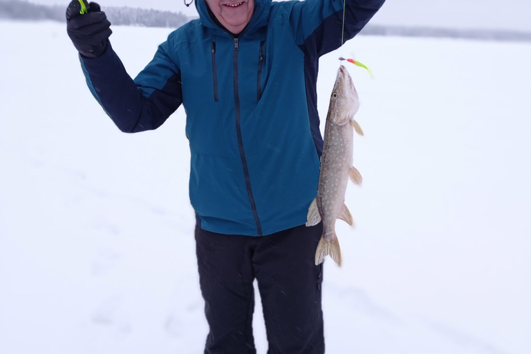 Da Helsinki, esperienza di pesca sul ghiaccio con pasto e bevande.