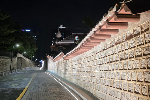 Seoul: Deoksugung Palace Night Tour with Guide