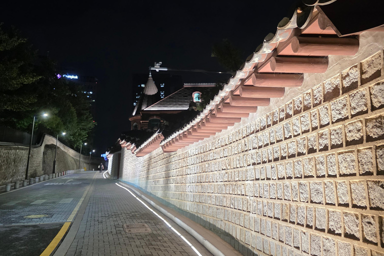 Seoul: Deoksugung Palace Night Tour with Guide