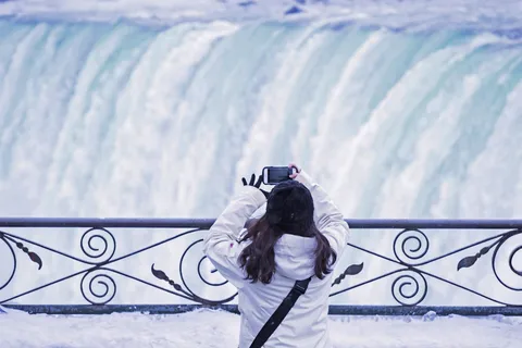 From Toronto: Niagara Falls Day Tour with Boat Cruise