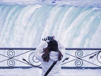 Ab Toronto: Tagestour zu den Niagarafällen mit Bootsfahrt