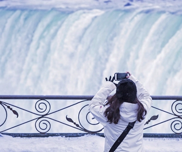 From Toronto: Niagara Falls Day Tour with Boat Cruise