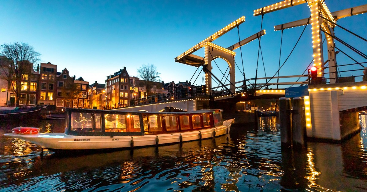 canal cruise by night amsterdam