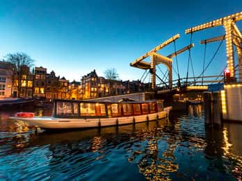 Amsterdam: Abendliche Luxus-Grachtenfahrt mit Guide Amsterdam: Abendliche Luxus-Grachtenfahrt mit Guide