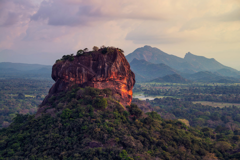 Depuis Dambulla : visite du rocher de Sigiriya, du village et de MinneriyaAu départ de Dambulla : visite du rocher de Sigiriya, du village et de Minneriya.