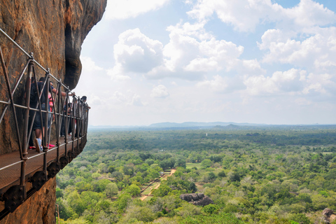 Depuis Dambulla : visite du rocher de Sigiriya, du village et de MinneriyaAu départ de Dambulla : visite du rocher de Sigiriya, du village et de Minneriya.