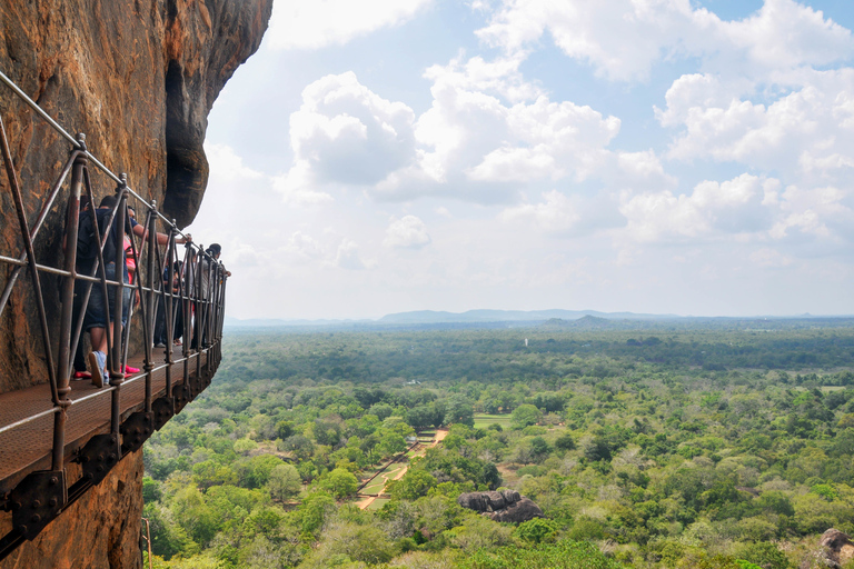 Depuis Dambulla : visite du rocher de Sigiriya, du village et de MinneriyaAu départ de Dambulla : visite du rocher de Sigiriya, du village et de Minneriya.