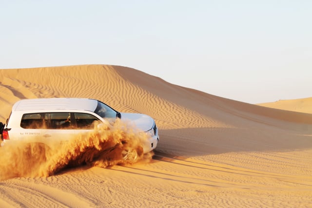 Dubaï : quad dans le désert, barbecue et camp bédouin