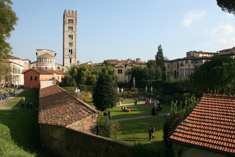 Ab La Spezia: Tagestour nach Pisa und LuccaTransfer mit Rundgang in Lucca