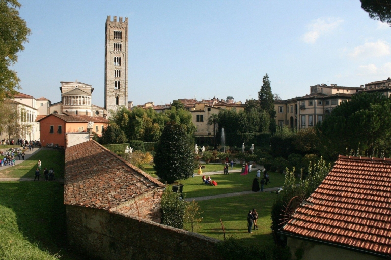 Depuis le port de Livourne : transfert vers Pise et LucquesTransfert avec visite à pied à Lucca