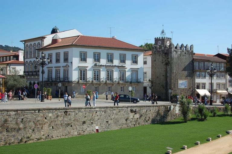 Porto: Green Wine Region Tour with Tastings and Lunch