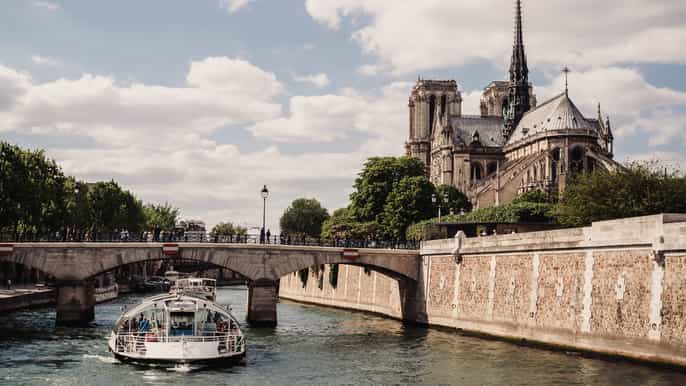 Île de la cité seine cruise skiptheline sainte chapelle