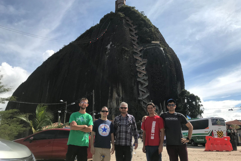 Medellín: Guatape Village con tour di degustazione di caffè e frutta