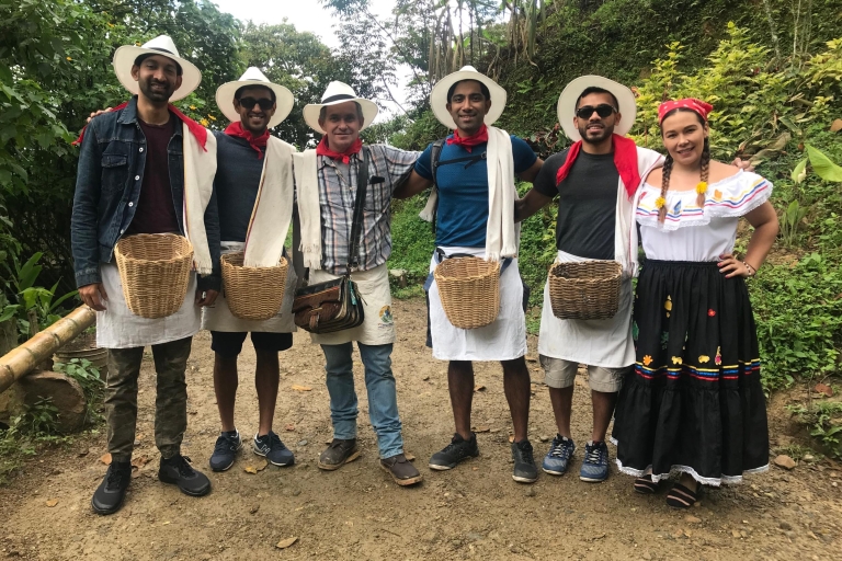 Medellín: Guatape Village mit Kaffee- und Obstverkostungstour