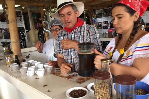 Medellín: Guatape Village mit Kaffee- und Obstverkostungstour