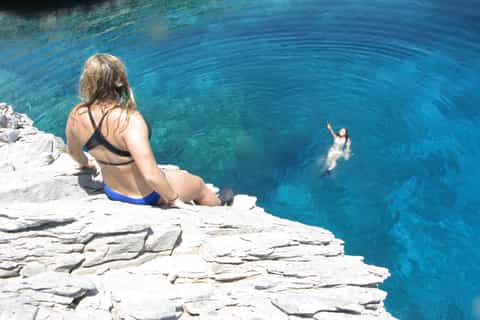 Athens: Cliff Diving Boat Trip in Nea Makri