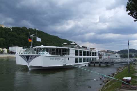 Passau: Private One-Way Transfer to Prague