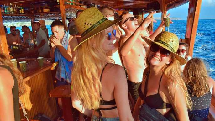 Palma de Mallorca: fiesta diurna en barco con DJ en directo