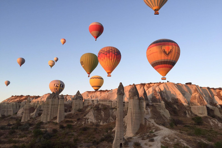 Voo de balão de ar quente na Capadócia ao nascer do sol em Fairychimneys