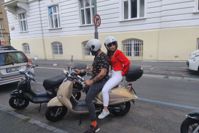 Praga: Visitas guiadas en scooterExcursión rápida en scooter de 1 hora por el río Moldava