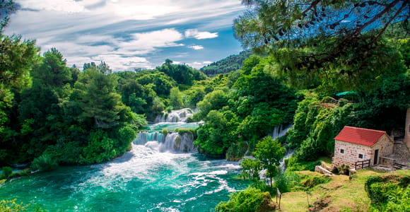 Von Split aus: Krka Waterfalls Tour mit Bootsfahrt und Schwimmen