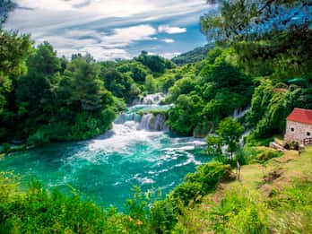 Da Spalato: Tour delle cascate di Krka con giro in barca e nuotata
