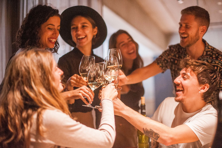 De Barcelona: Viagem de meio dia a Montserrat com vinho e tapasTour em inglês