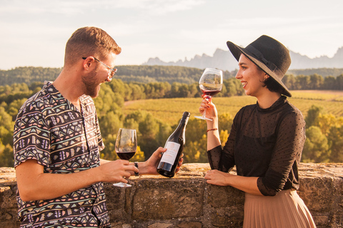 De Barcelona: Viagem de meio dia a Montserrat com vinho e tapasTour em inglês