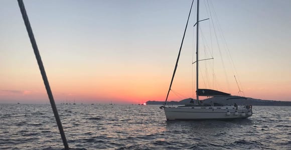 Santorini: Private 5-Hour Sunset Sailing Tour with Dinner