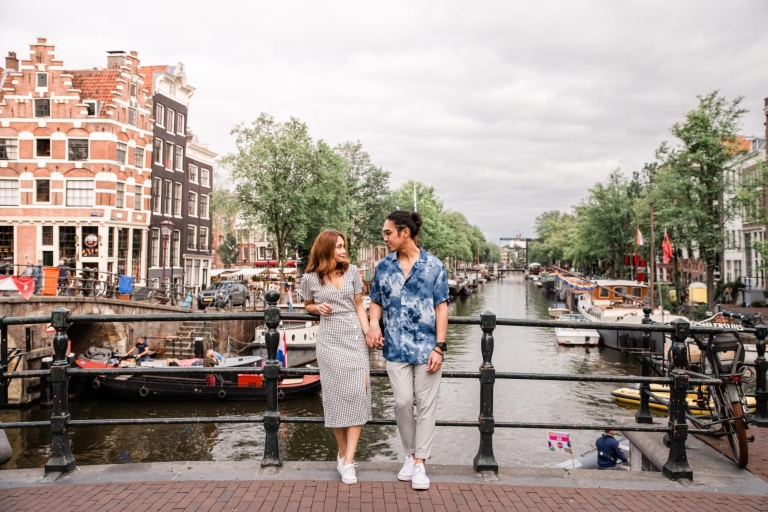 Amsterdam: Tour mit einem persönlichen UrlaubsfotografenFly-by: 1 Stunde Shooting mit 30 Fotos an 1-2 Locations