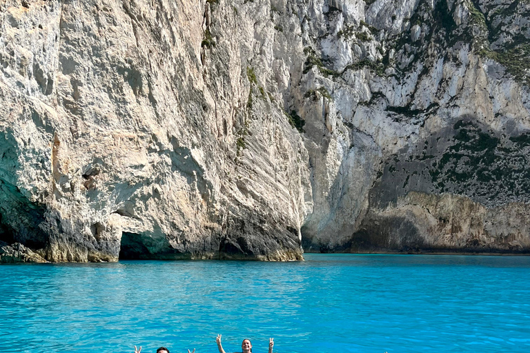 Zakynthos : Visite d'une demi-journée et croisière VIP à Navagio et aux grottesVisite d'une demi-journée et croisière VIP avec dégustation dans une ferme locale