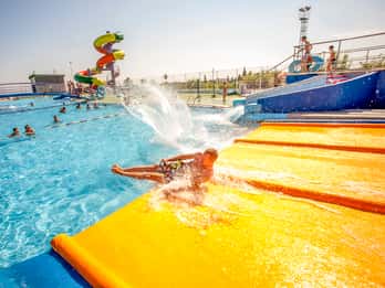 Barcelona: Illa Fantasia Water Park Day Ticket
