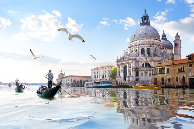 Visit Venice Murano and Burano Half-Day Lagoon Trip in Venecia