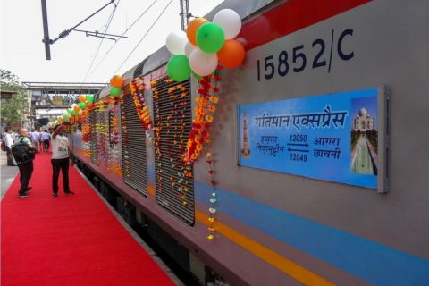 Delhi: Same-Day Taj Mahal Trip with India's Fastest Train