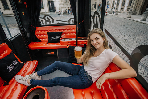 Praga: Ônibus de festa da cerveja com transfer do aeroporto com cerveja ilimitada