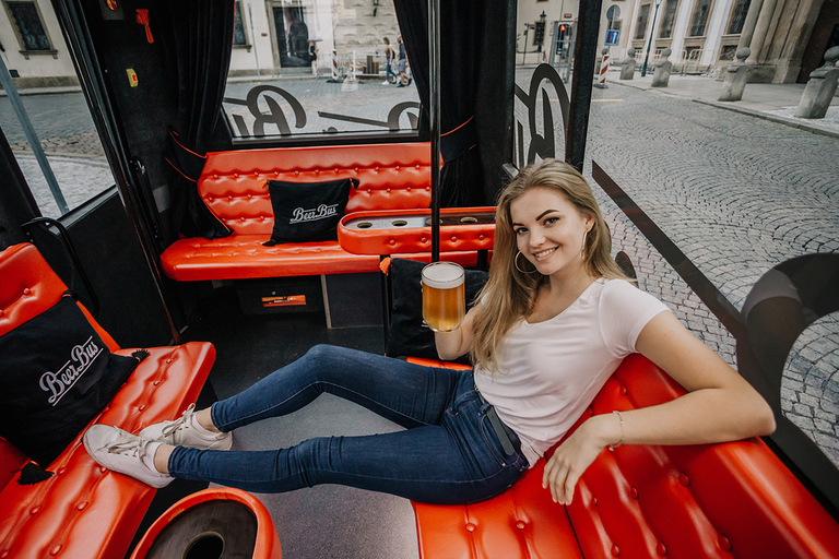 Praga: Ônibus de festa da cerveja com transfer do aeroporto com cerveja ilimitada