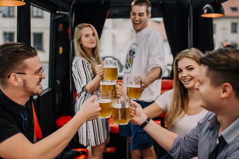 Praga: traslado al aeropuerto en autobús de fiesta de cerveza con cerveza ilimitada