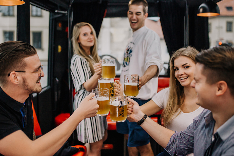 Praga: Ônibus de festa da cerveja com transfer do aeroporto com cerveja ilimitada