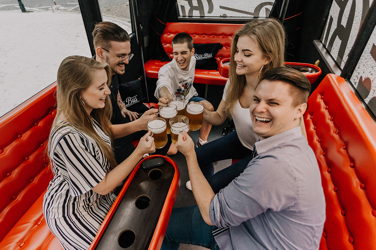 Praga: Ônibus de festa da cerveja com transfer do aeroporto com cerveja ilimitada