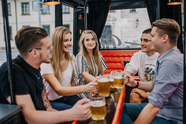 Praga: Ônibus de festa da cerveja com transfer do aeroporto com cerveja ilimitada