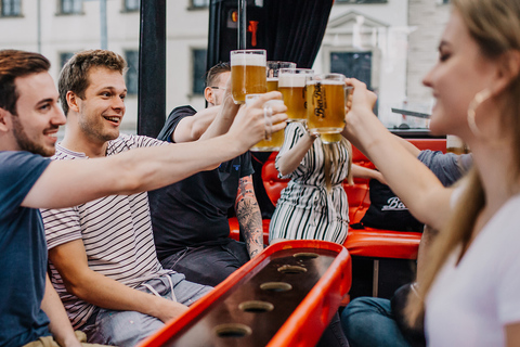 Praga: Ônibus de festa da cerveja com transfer do aeroporto com cerveja ilimitada