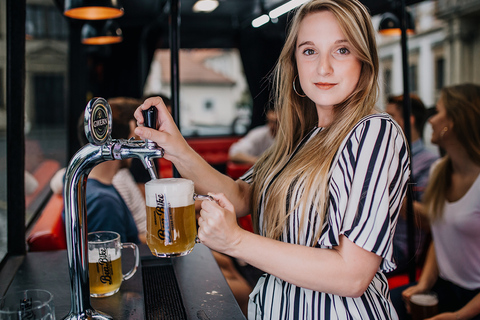 Praga: Ônibus de festa da cerveja com transfer do aeroporto com cerveja ilimitada