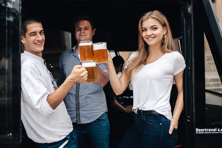 Praga: Ônibus de festa da cerveja com transfer do aeroporto com cerveja ilimitada